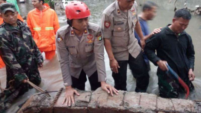 Sebuah tembok di kecamatan Cilodong, Depok, ambruk menimpa dua warga.