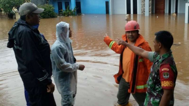 Banjir dua meter rendam perumahan di Depok.