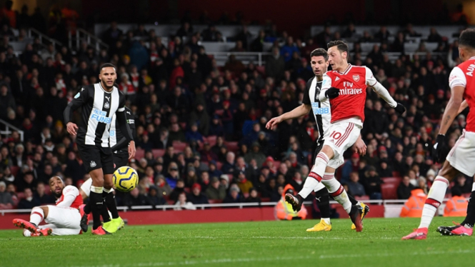 Mesut Oezil mencetak gol di laga Arsenal vs Newcastle United