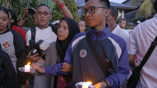 Garil Arnandha melihat jenazah ayahnya Aris Munandar, "hangus" terbakar akibat Bom Bali 1, 2002. - BBC