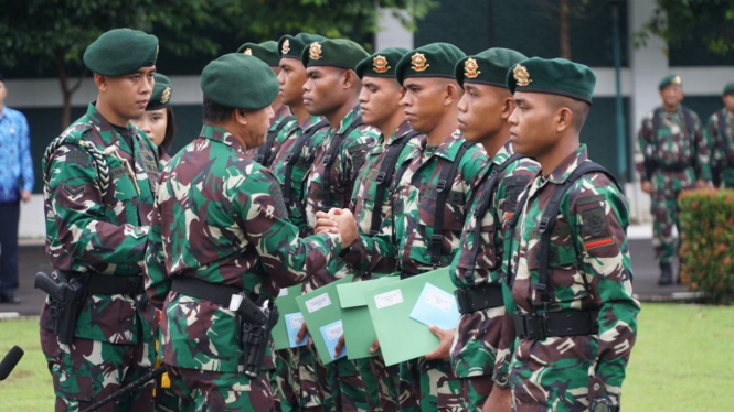 Pangkostrad Letjen  TNI Besar Harto Karyawan, memberikan penghargaan kepada tujuh prajurit Divisi Infanteri 3 Kostrad. 