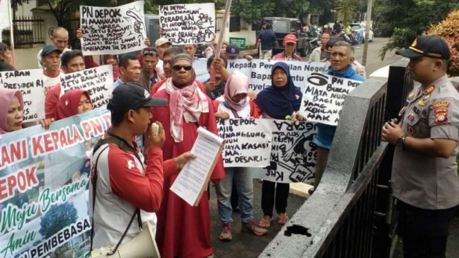 Sejumlah warga Kelurahan Krukut, Depok, unjuk rasa di PN Depok.