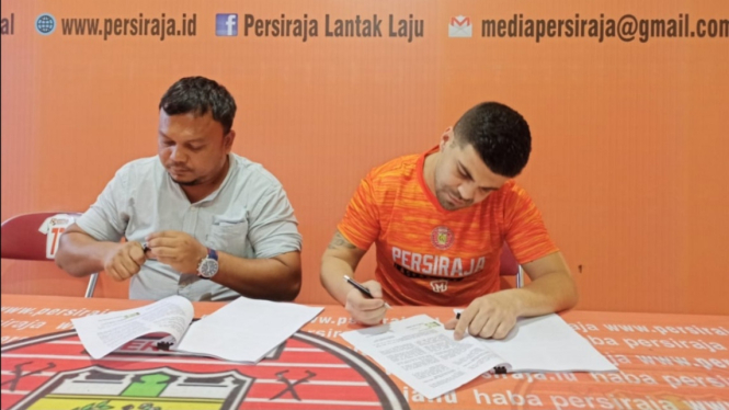 Pemain baru Persiraja, Samir Ayass. (kanan) 