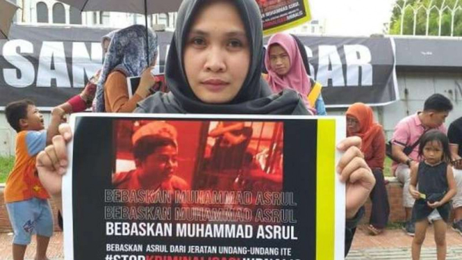 Istri Muhammad Asrul menuntut pembebasan suaminya saat ikut aksi Kamisan di Kota Makassar.