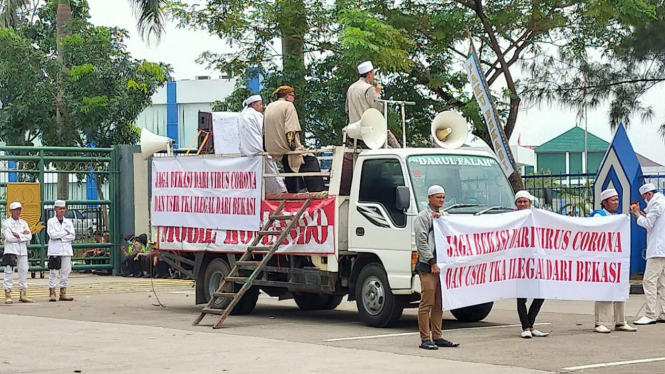 Demo menolak Tenaga Kerja Asing (TKA) ilegal yang ada di Bekasi.