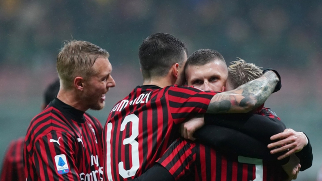 Pemain AC Milan merayakan gol.