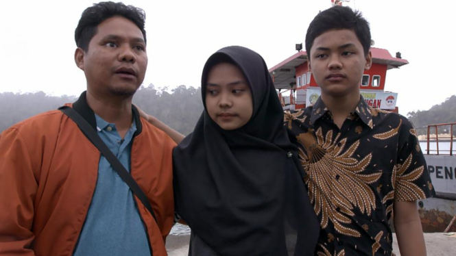 Iwan bersama dua anaknya bertemu dengan pelaku pengeboman, terpidana mati di Nusakambangan. - BBC