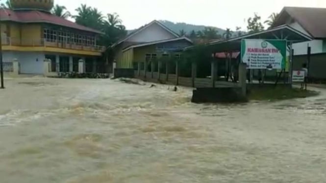 Banjir melanda Kota dan Kabupaten Solok, Sumatera Barat, pada Selasa 18 Februari 2020.