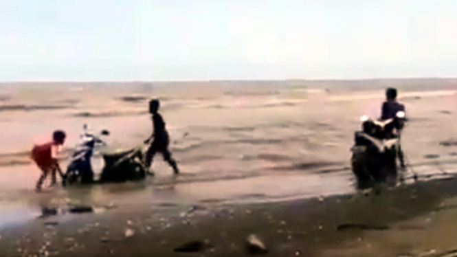 Bocah-bocah mencuci motor di pantai