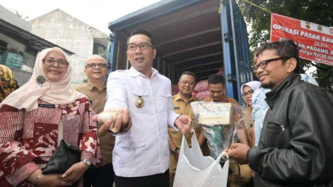 Gubernur Jabar Ridwan Kamil saat operasi pasar bawang putih.
