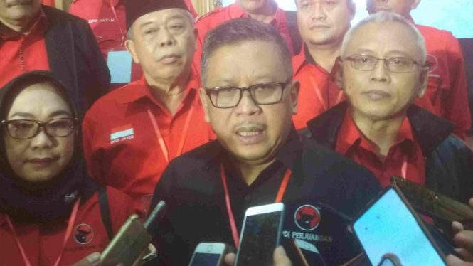 Sekjen PDIP Hasto Kristiyanto (tengah)