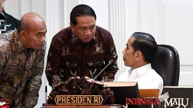 Menpora Zainudin Amali berdiskusi dengan Presiden Joko Widodo