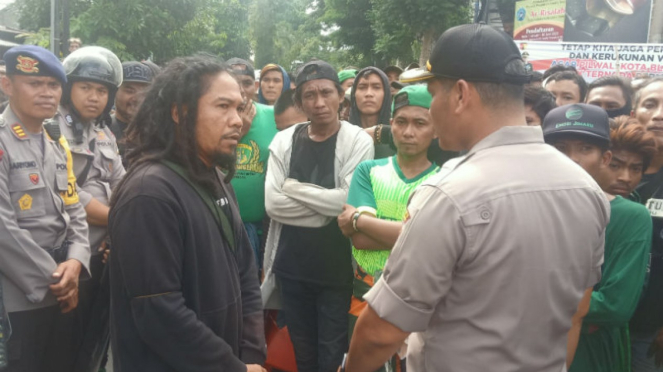 Polisi saat amankan sejumlah oknum suporter Persebaya di Blitar