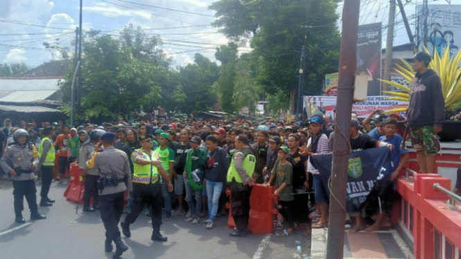 Polisi saat amankan sejumlah oknum suporter Persebaya di Blitar