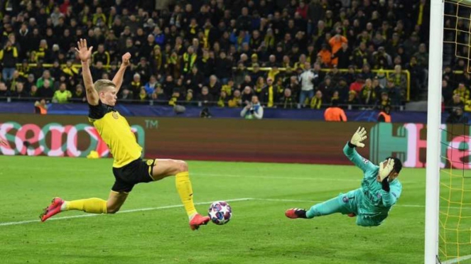 Penyerang Borussia Dortmund, Erling Braut Haaland, mencetak gol