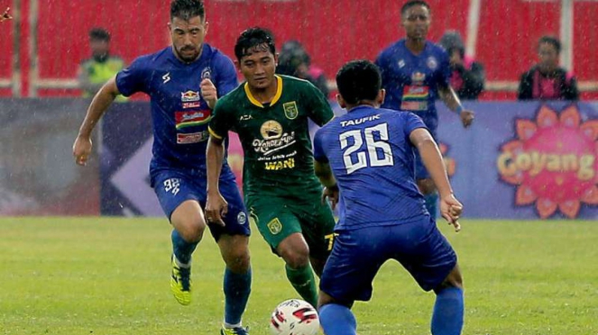 Duel Persebaya Surabaya vs Arema FC.