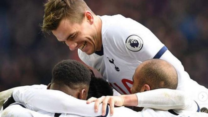 Pemain Tottenham Hotspur rayakan gol.