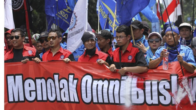 Demo buruh menolak Omnibus Law. - ANTARA FOTO/Asprilla Dwi Adha