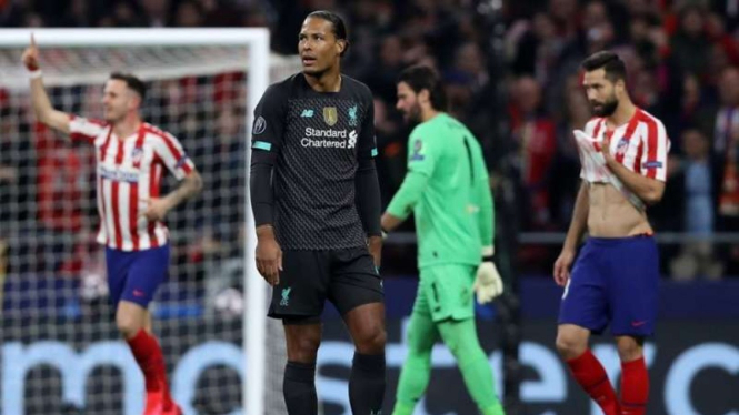 Ekspresi kecewa bek Liverpool, Virgil van Dijk, usai kalah dari Atletico Madrid