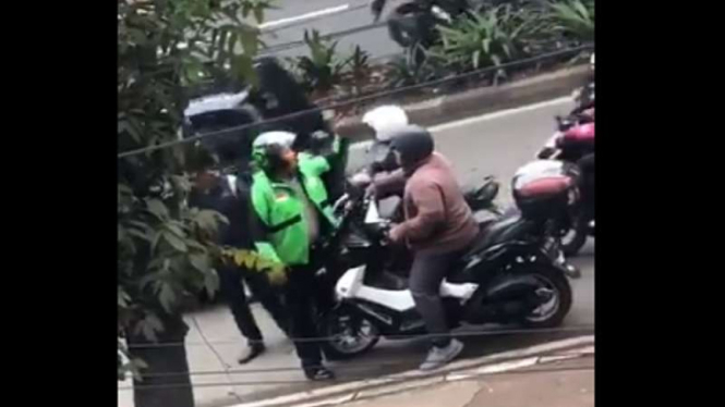 Polisi menyamar pakai jaket ojek online