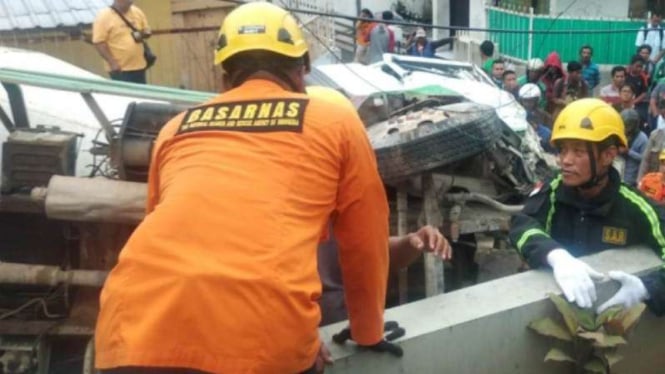 Sebuah truk molen menimpa pengendara motor di Semarang.