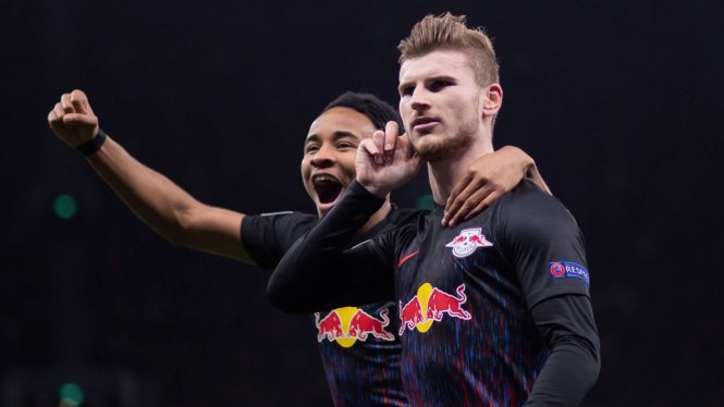 Bomber Leipzig, Timo Werner (kanan) merayakan gol