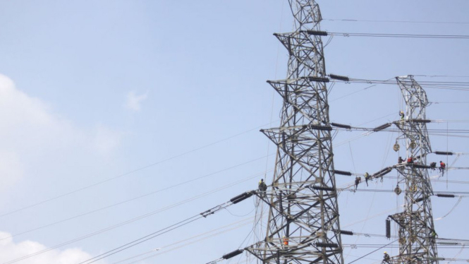 Pemasangan fasilitas proyek pembangkit listrik 35.000 megawatt di Jakarta - NurPhoto/Getty Images