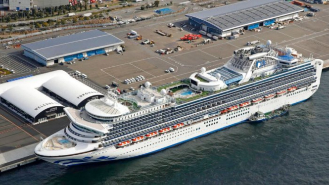 Kapal Pesiar Diamond Princess bersandar di Pelabuhan Yokohama, di dekat Tokyo, 7 Februari 2020.