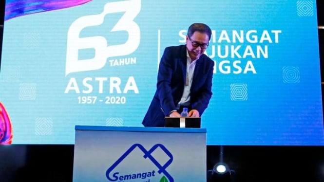 Presdir Astra Prijono Sugiarto memasukkan botol plastik ke Kotak Semangat Astra 