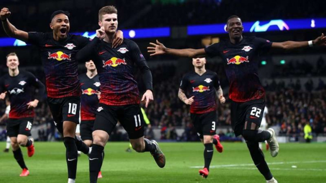 Striker RB Leipzig, Timo Werner (tengah), melakukan selebrasi usai mencetak gol