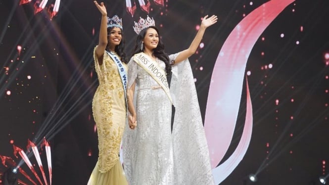 Miss Indonesia 2020 Carla Yules bersama Miss World 2019 Toni-Ann Singh