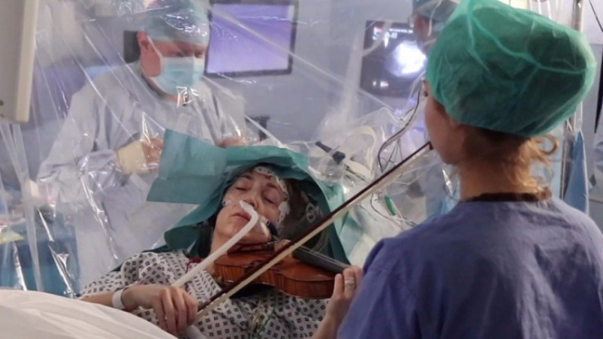 Wanita main biola saat jalani operasi otak