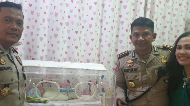 Polisi kunjungi bayi Eki di RS Petukangan, Jakarta, Jumat, 21 Februari 2020.