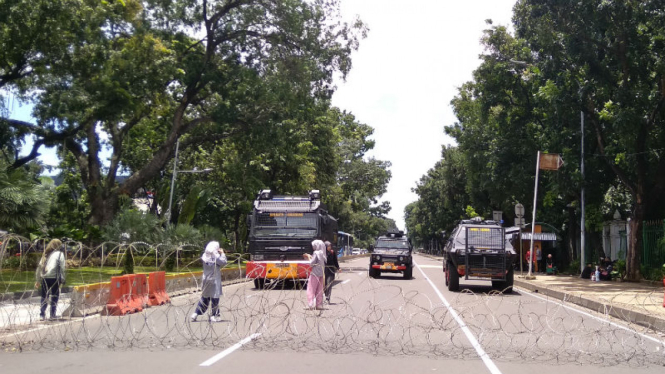 Jalan Medan Merdeka ditutup karena ada aksi 212