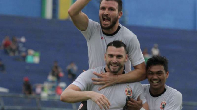 Pemain Persija Jakarta, Marko Simic dan Marco Motta rayakan gol
