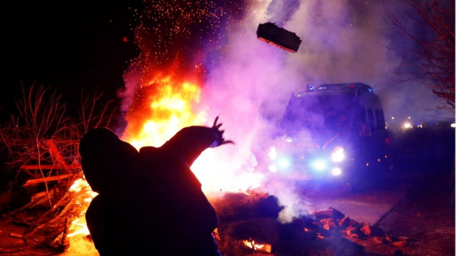 Protesters in Novi Sanzhary hurled stones at the buses carrying evacuees - Reuters