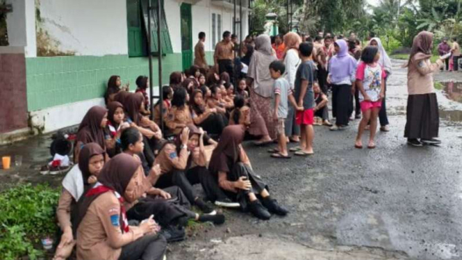 Sejumlah siswa SMP SMP Negeri 1 Turi, Sleman, Yogyakarta.