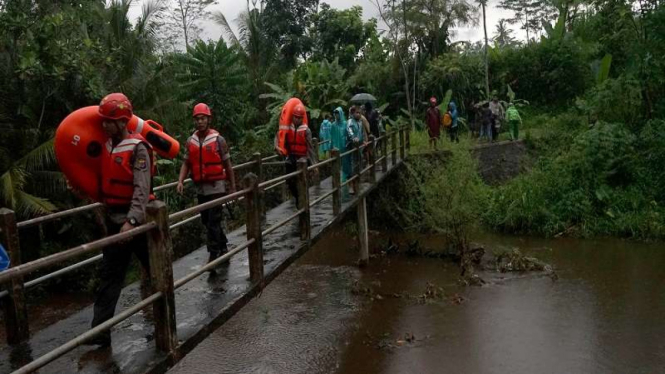 Petugas melakukan penyisiran mencari sejumlah pramuka SMPN Turi yang hanyut