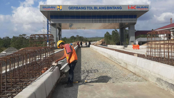 Gerbang Tol Blang Bintang ruas Tol Banda Aceh-Sigli.