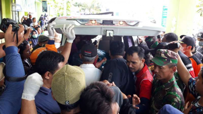 Tim SAR gabungan mengevakuasi jenazah siswa korban terhanyut arus deras sungai saat mengikuti kegiatan Pramuka di Kabupaten Sleman, Daerah Istimewa Yogyakarta, Sabtu, 22 Februari 2020.