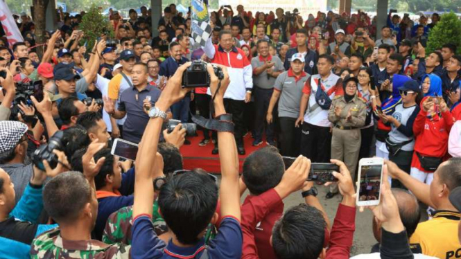 Presiden keenam Susilo Bambang Yudhoyono (SBY) melepas jalan sehat di Kabupaten 