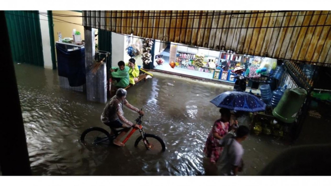 Banjir di Jl Penggalang, Matraman, Jakarta Timur, Minggu, 23 Februari 2020.