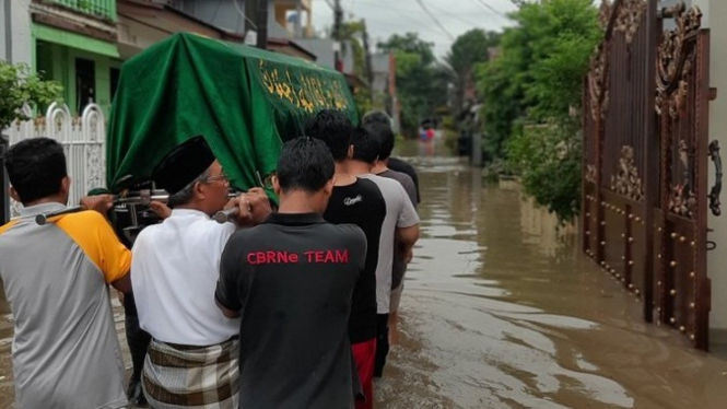 Warga Gotong Keranda Mayat di Tengah Banjir