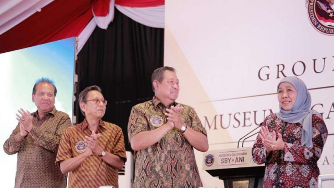 SBY (tengah) dan Gubernur Khofifah Indar Parawansa di groundbreaking Museum SBY-Ani di Pacitan. (Foto dokumen).