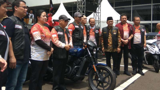 Wakil Presiden, Ma'ruf Amin mengenakan pakaian ala biker