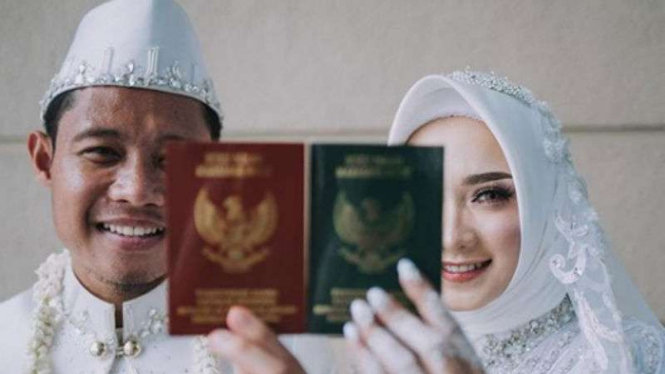 Gelandang Persija Jakarta, Evan Dimas resmi menikahi Zahra Hakim.