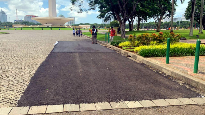 Uji coba aspal untuk sirkuit balap di Monas.