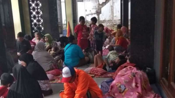 Pengungsian warga banjir di Kali Sunter