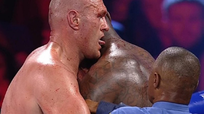 Tyson Fury jilat darah Deontay Wilder dalam duel brutal.