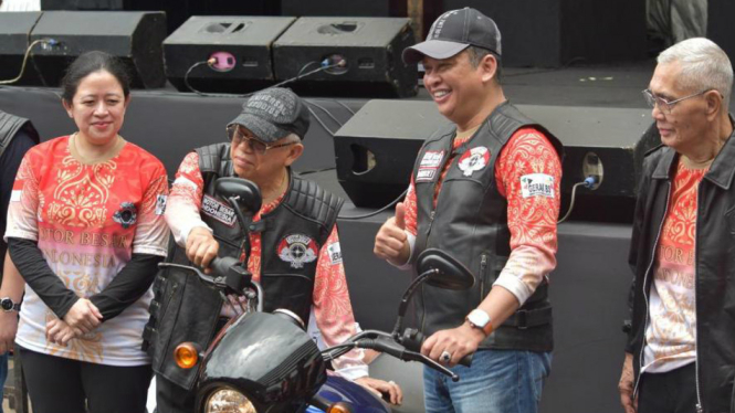 Wakil Presiden Ma'ruf Amin pakai busana biker (Dua dari kiri).